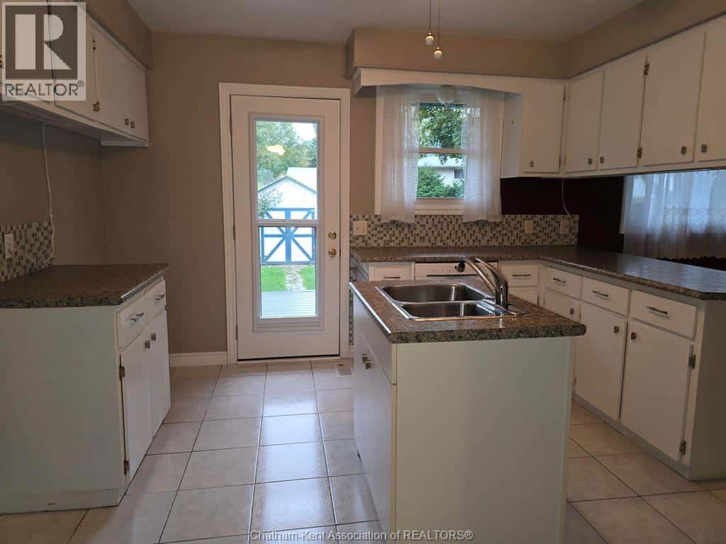 285 Baldoon ROAD — Chatham, Ontario - Photo 4 of 46