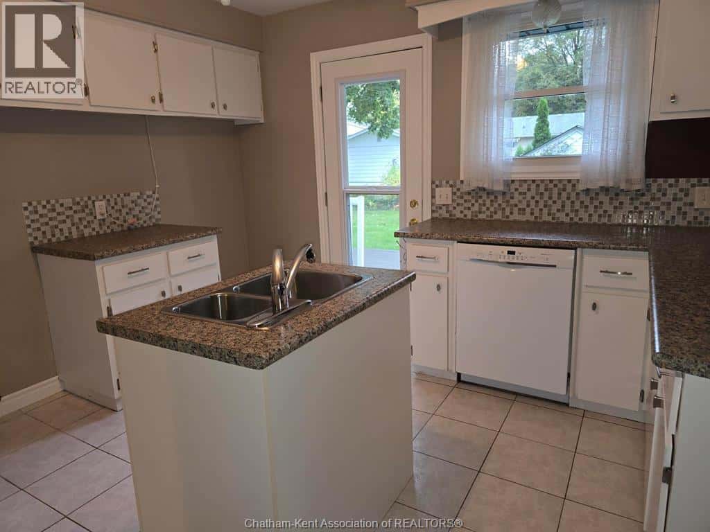 285 Baldoon ROAD — Chatham, Ontario - Photo 5 of 46