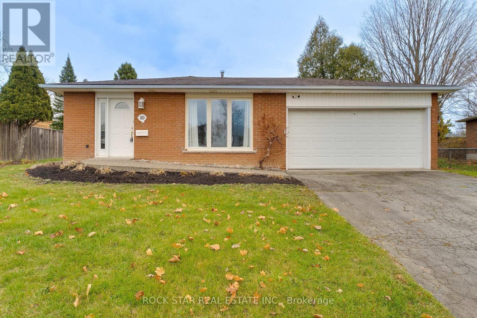 10 ASHDALE COURT — Hamilton (Waterdown), Ontario - Main photo