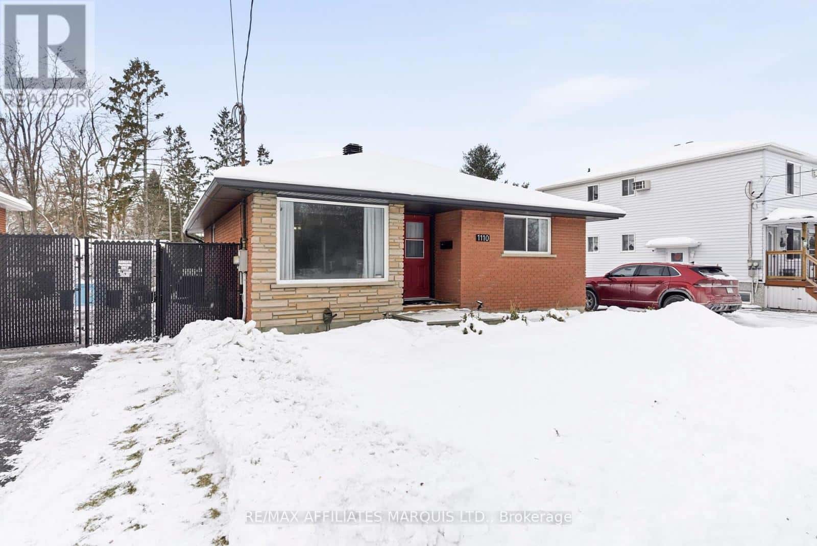 1110 CARLETON STREET — Cornwall, Ontario - Photo 4 of 49