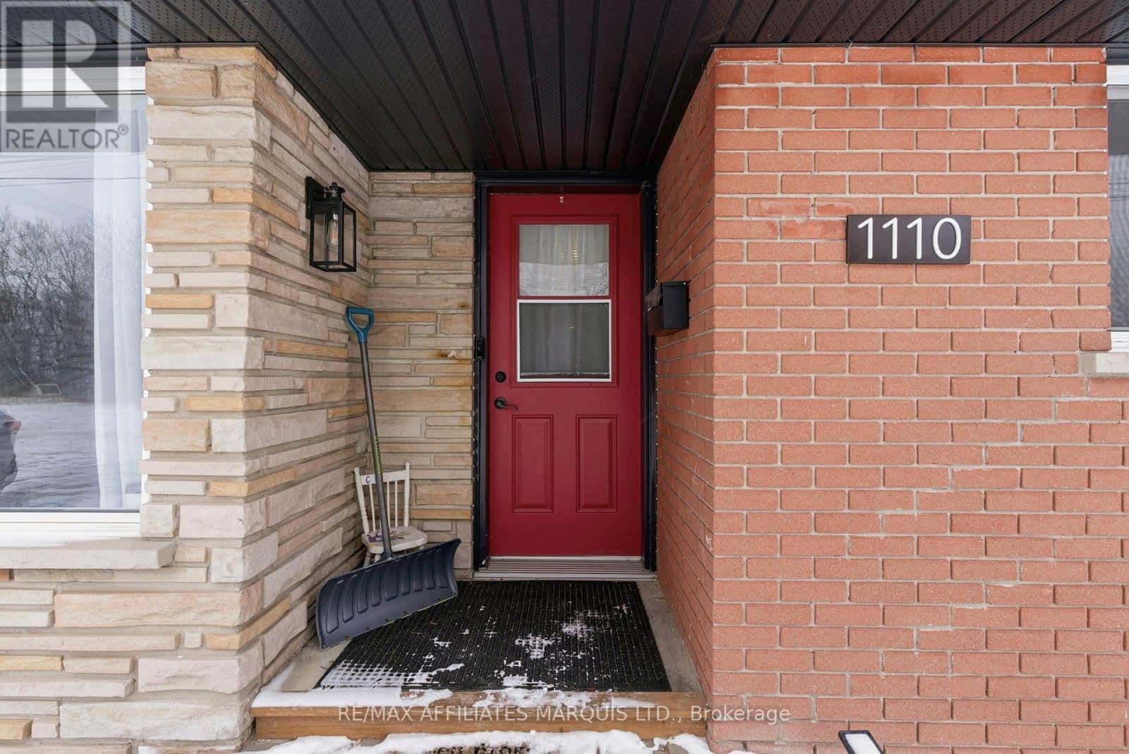 1110 CARLETON STREET — Cornwall, Ontario - Photo 5 of 49