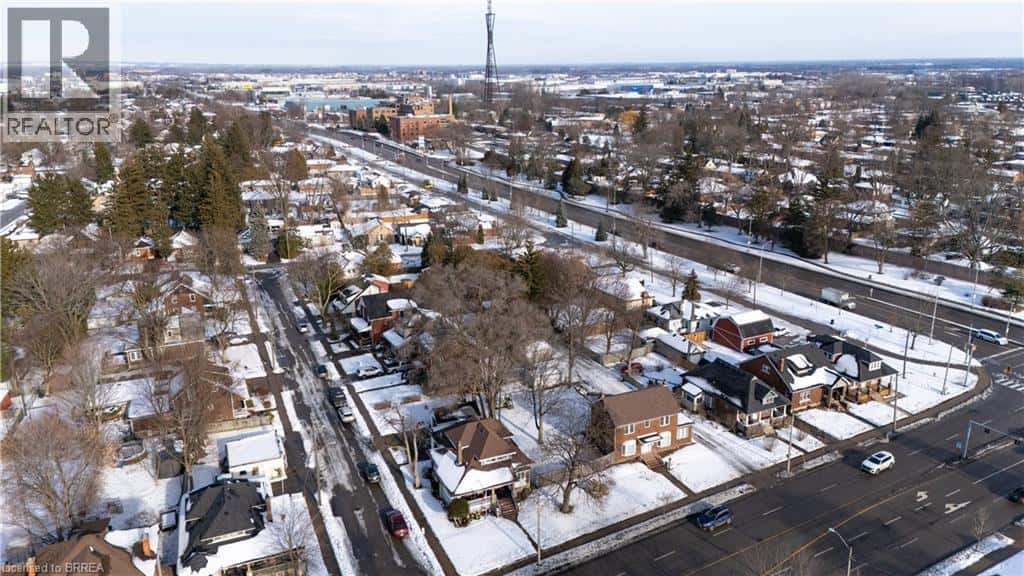 688 COLBORNE Street — Brantford, Ontario - Photo 3 of 25