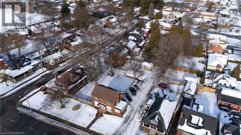 688 COLBORNE Street — Brantford, Ontario - Photo 4 of 25