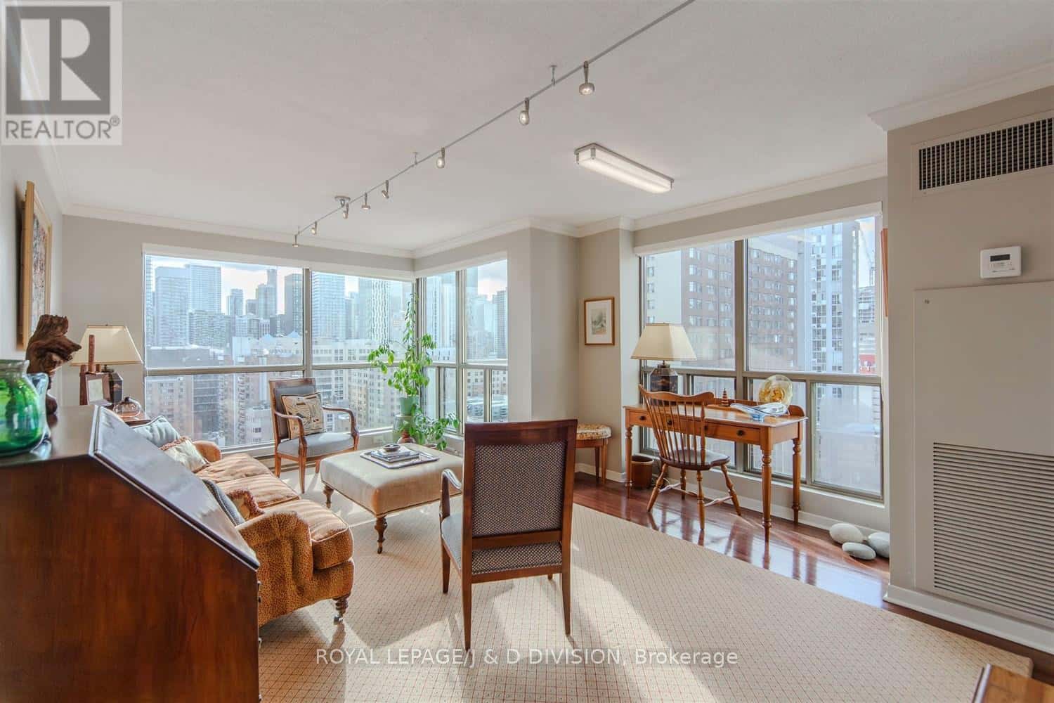 1607 - 298 JARVIS STREET — Toronto (Church-Yonge Corridor), Ontario - Photo 3 of 36