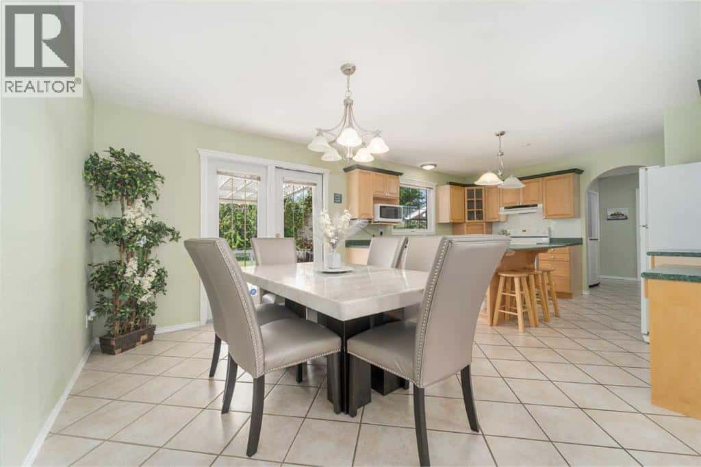 4612 50 Avenue — Taber, Alberta - Photo 5 of 44