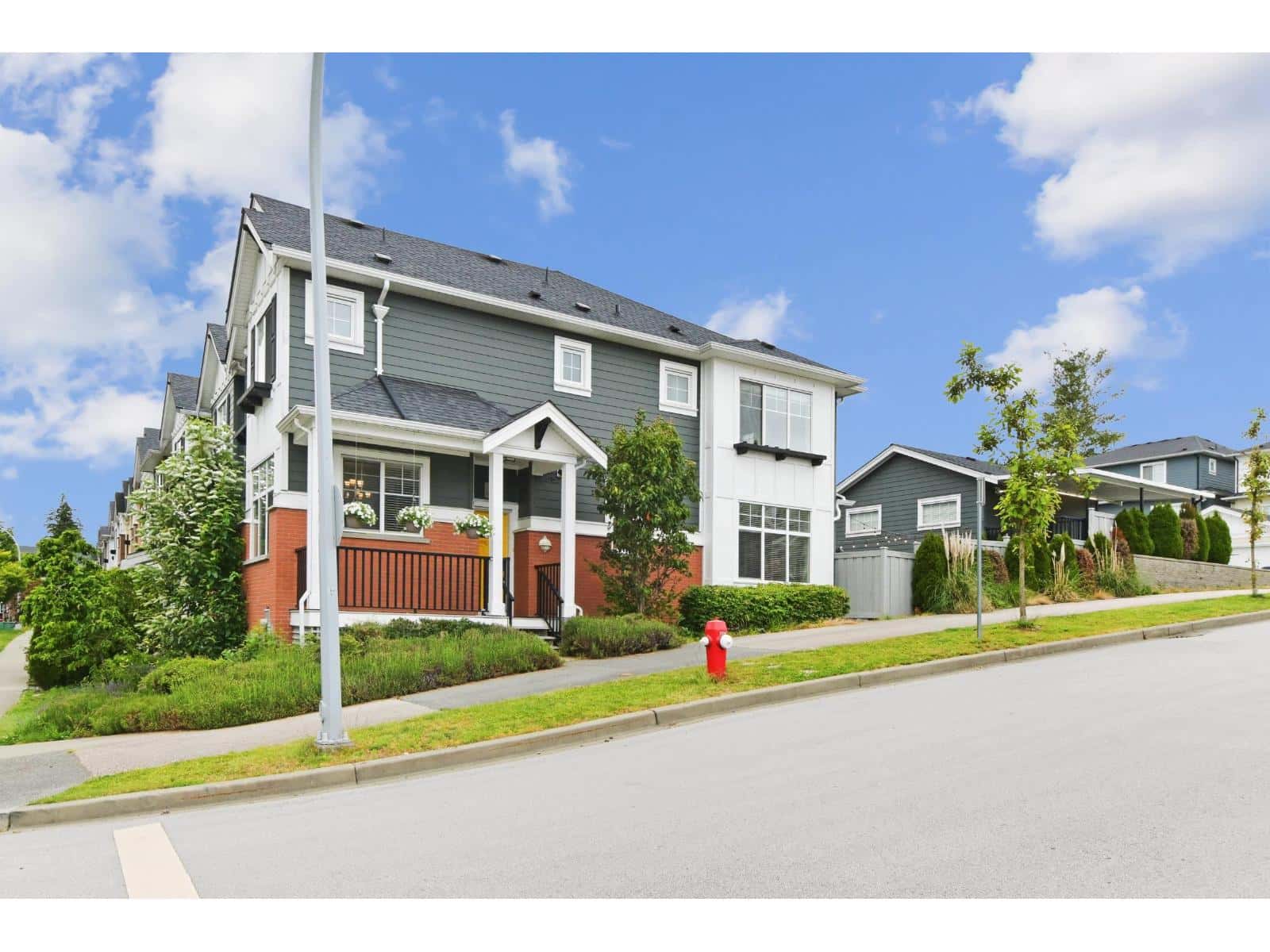 16455 22 AVENUE — Surrey, British Columbia - Photo 2 of 38