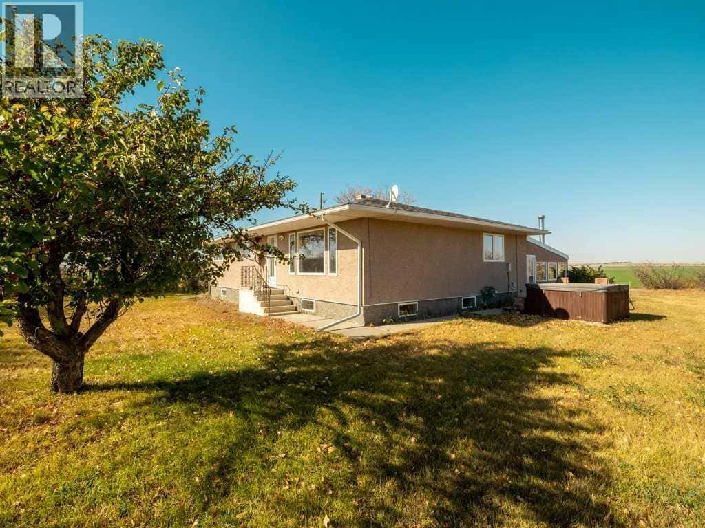 101012 Range Road 234 — Rural Lethbridge County, Alberta - Photo 5 of 41