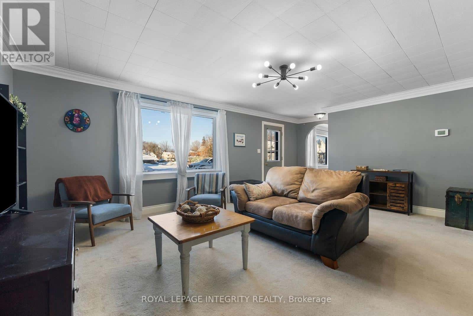 191 BELL STREET — Arnprior, Ontario - Photo 4 of 37