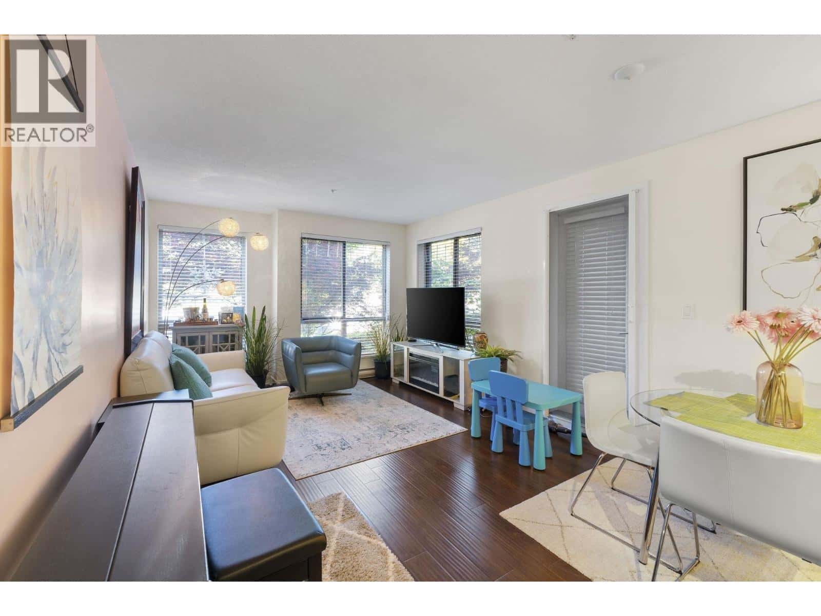 211 500 ROYAL AVENUE — New Westminster, British Columbia - Photo 2 of 28