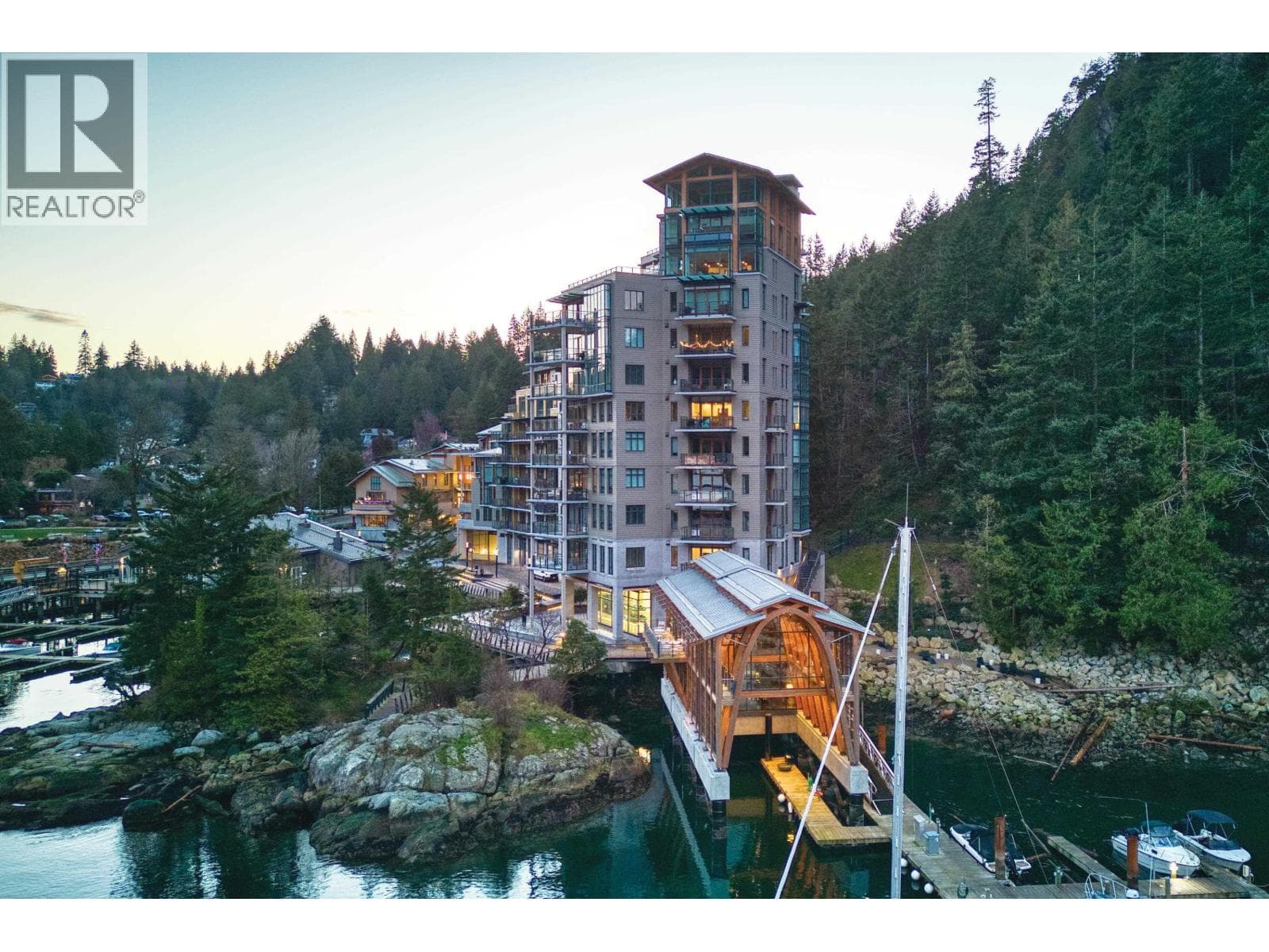 201 6707 NELSON AVENUE — West Vancouver, British Columbia - Main photo