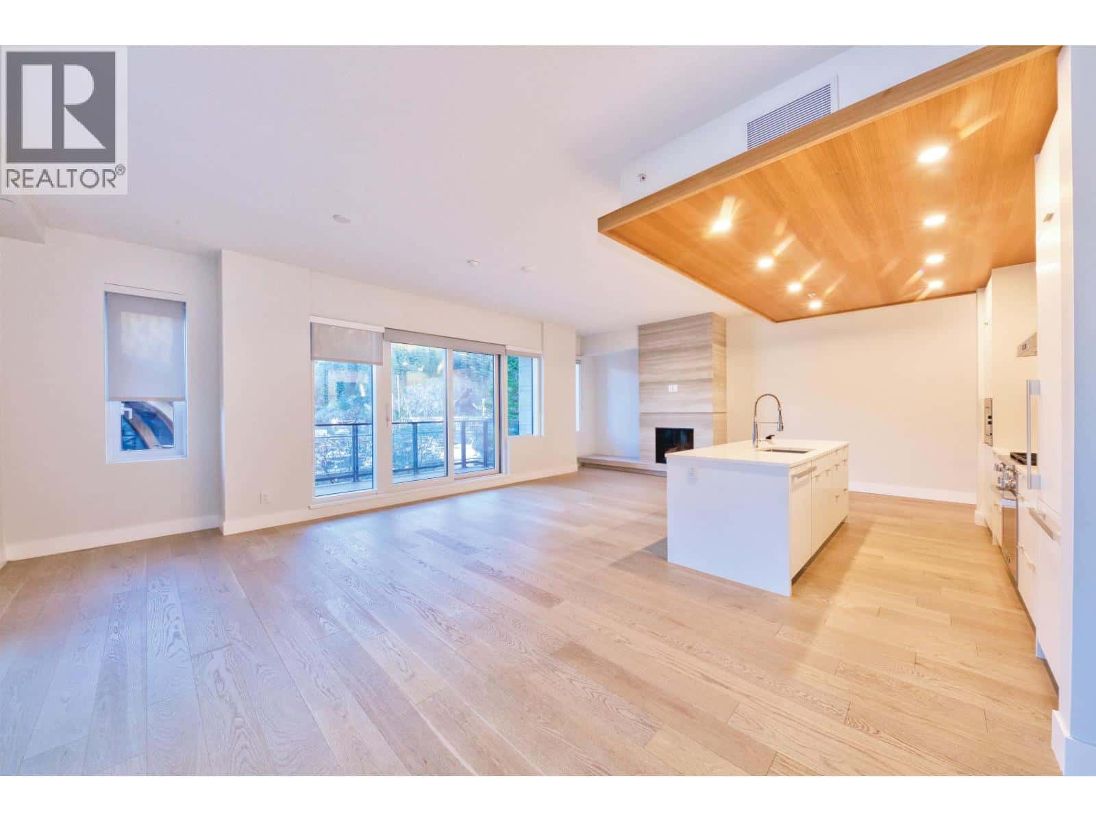 201 6707 NELSON AVENUE — West Vancouver, British Columbia - Photo 4 of 36