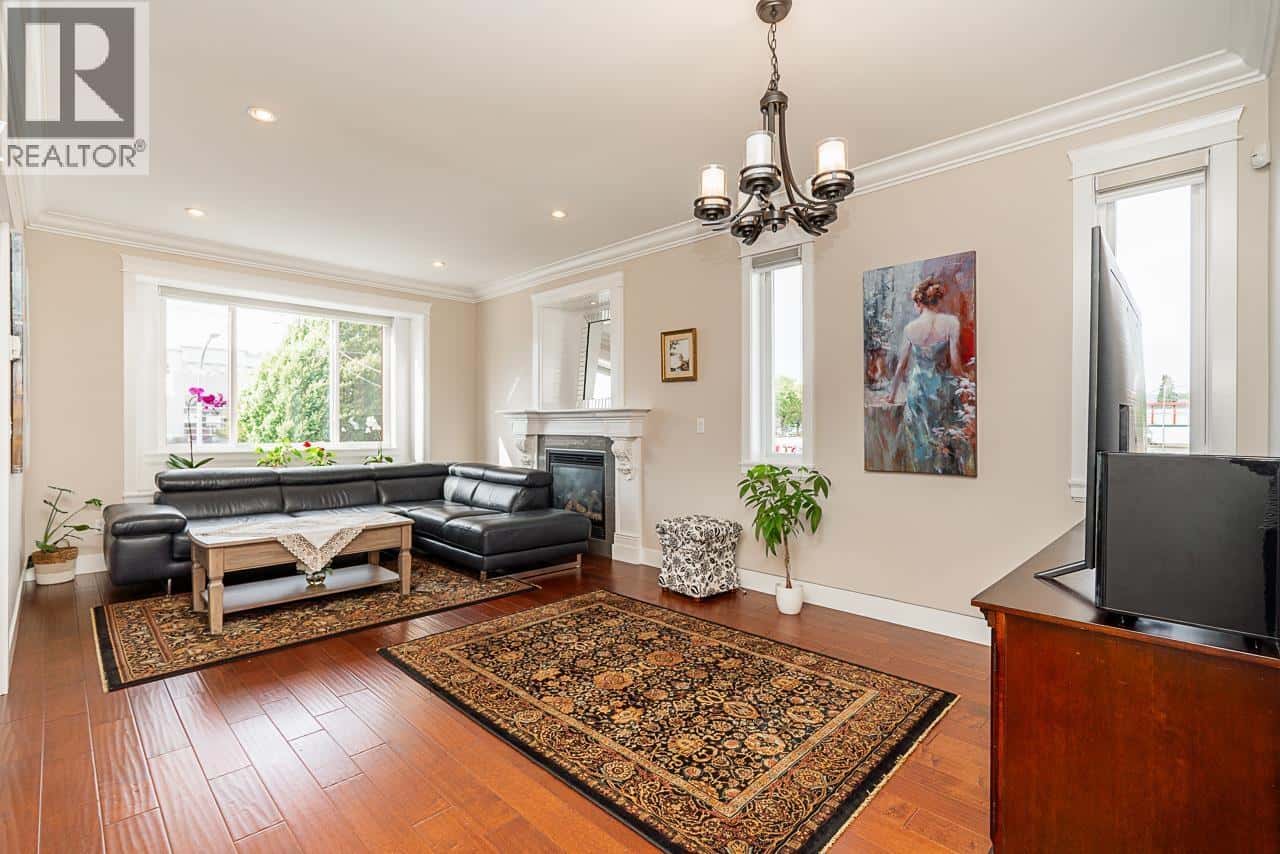 7568 19TH AVENUE — Burnaby, British Columbia - Photo 4 of 40