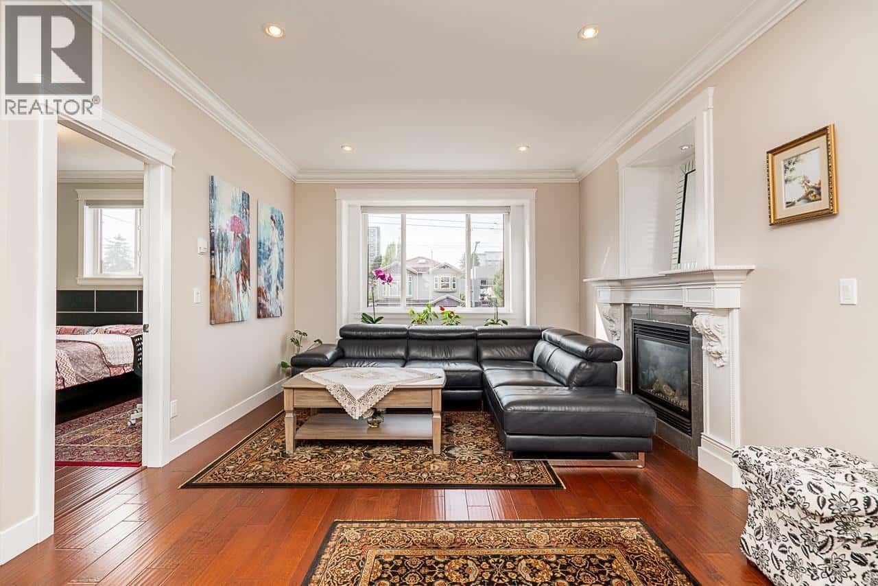 7568 19TH AVENUE — Burnaby, British Columbia - Photo 5 of 40