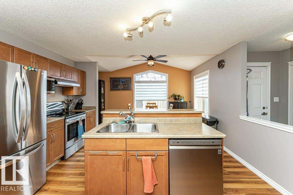 140 WESTWOOD LN — Fort Saskatchewan, Alberta - Photo 5 of 72