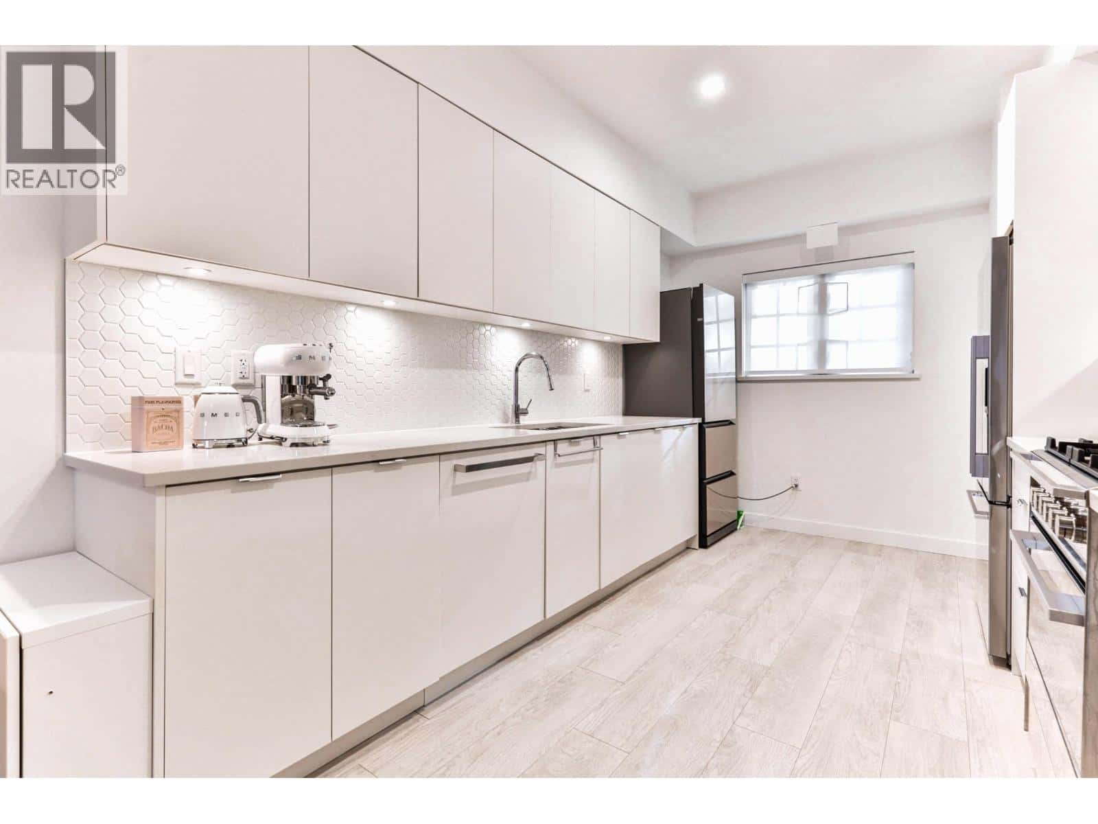 204 678 FAIRVIEW STREET — Coquitlam, British Columbia - Photo 5 of 18