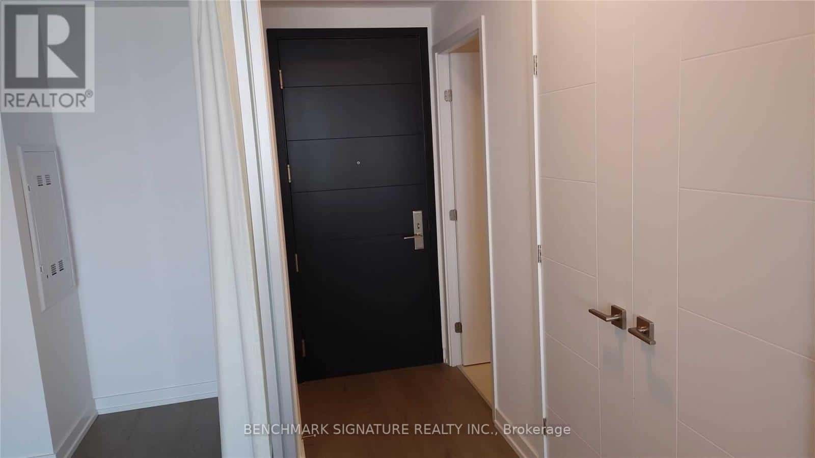 2805 - 488 UNIVERSITY AVENUE — Toronto (University), Ontario - Photo 4 of 32