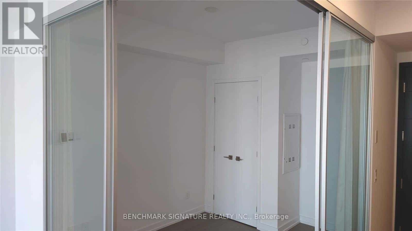 2805 - 488 UNIVERSITY AVENUE — Toronto (University), Ontario - Photo 5 of 32