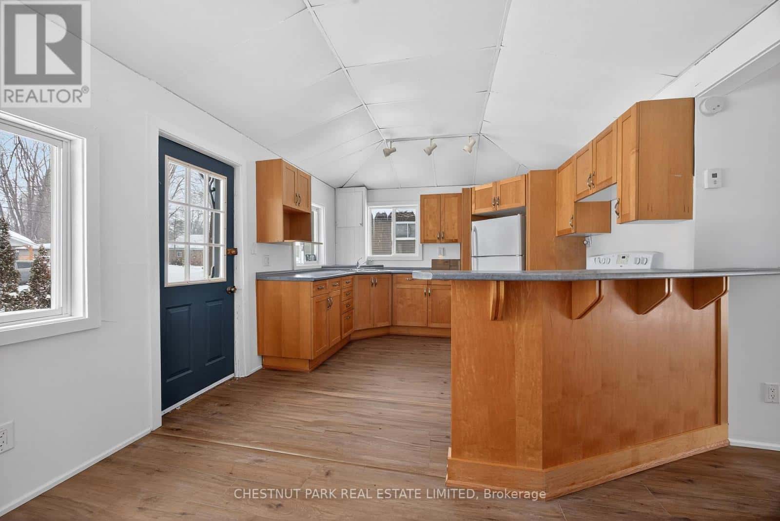 3410 BEACHVIEW AVENUE — Severn (West Shore), Ontario - Photo 2 of 13