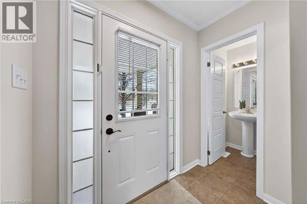 19 BLACKBIRD Circle — Cambridge, Ontario - Photo 5 of 39