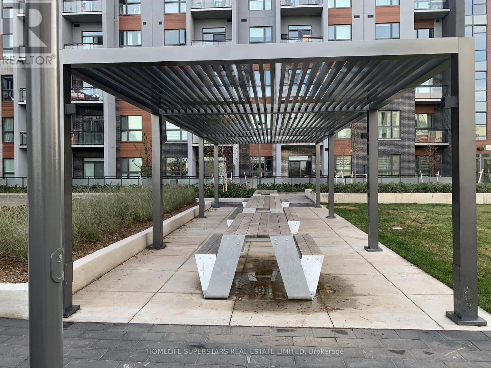 204 - 95 DUNDAS STREET W — Oakville (GO Glenorchy), Ontario - Photo 4 of 28