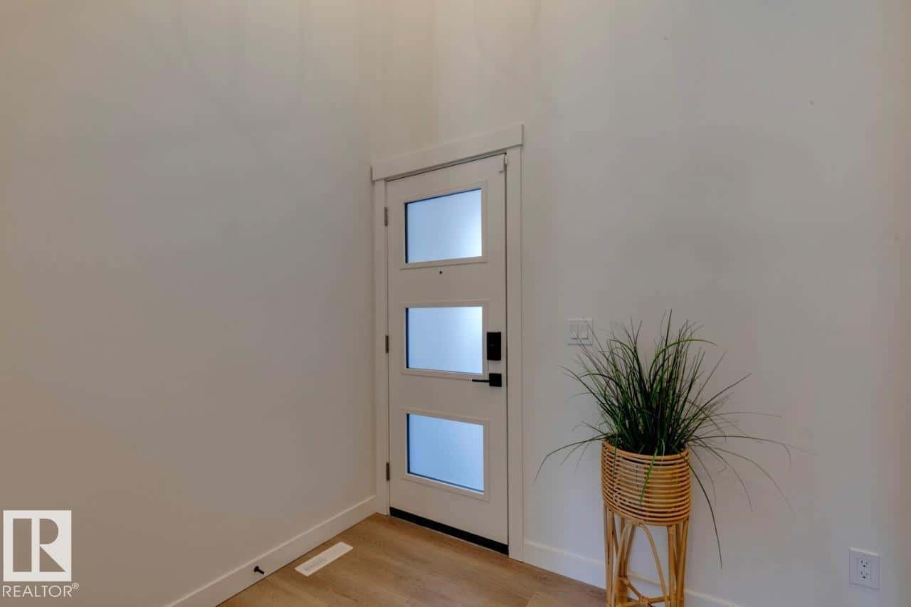 1530 Grant WY NW — Edmonton, Alberta - Photo 2 of 41