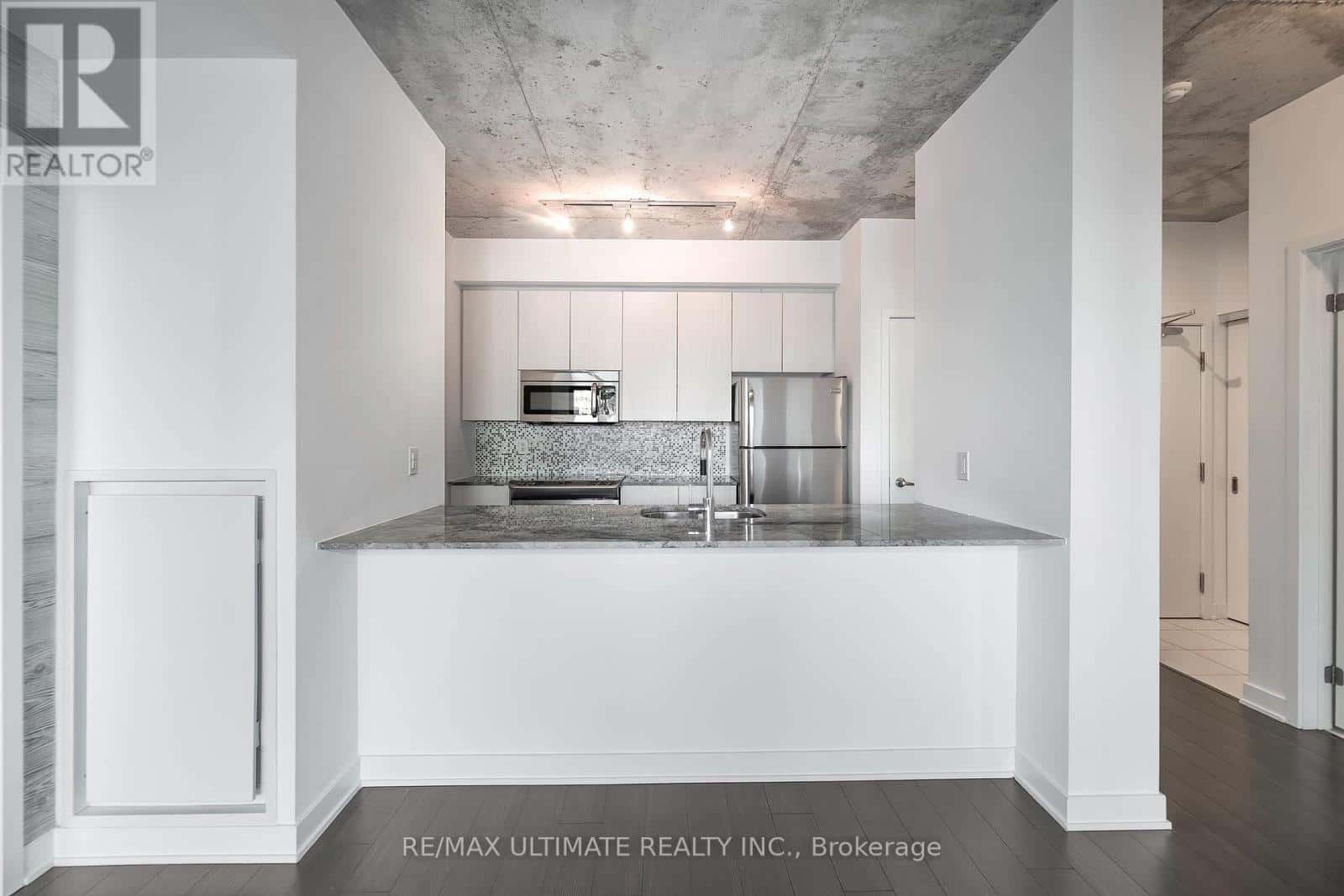 Toronto (Waterfront Communities) — Toronto (Waterfront Communities) - Photo 2 of 26