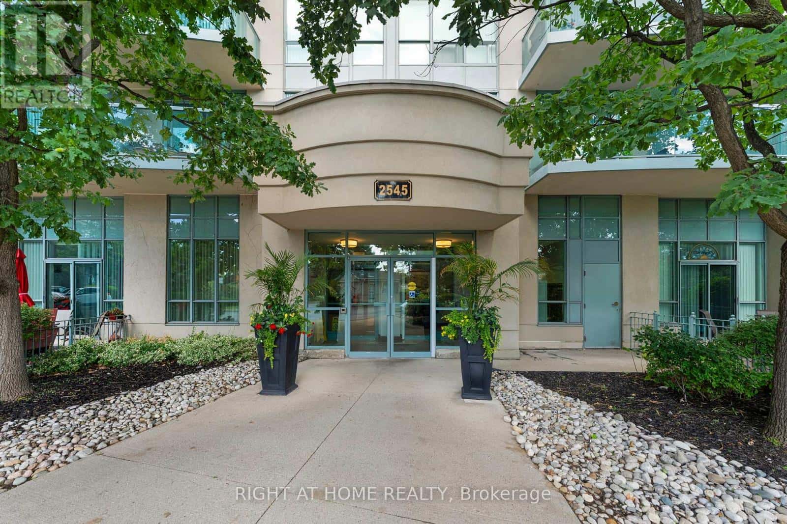 1611 - 2545 ERIN CENTRE BOULEVARD — Mississauga (Central Erin Mills), Ontario - Photo 3 of 49