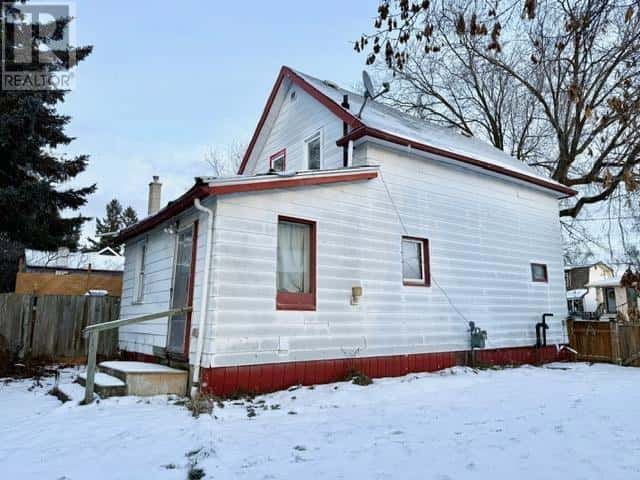 52 Empress AVE N — Thunder Bay, Ontario - Photo 5 of 37