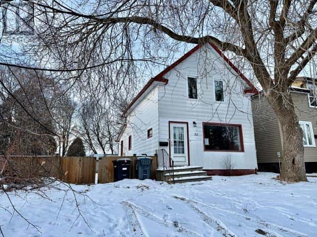 52 Empress AVE N — Thunder Bay, Ontario - Photo 3 of 37