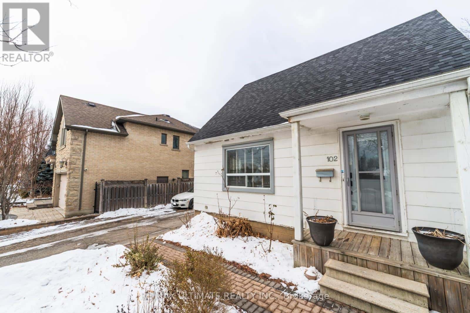 102 AURA LEA BOULEVARD — Toronto (Humberlea-Pelmo Park), Ontario - Photo 2 of 41