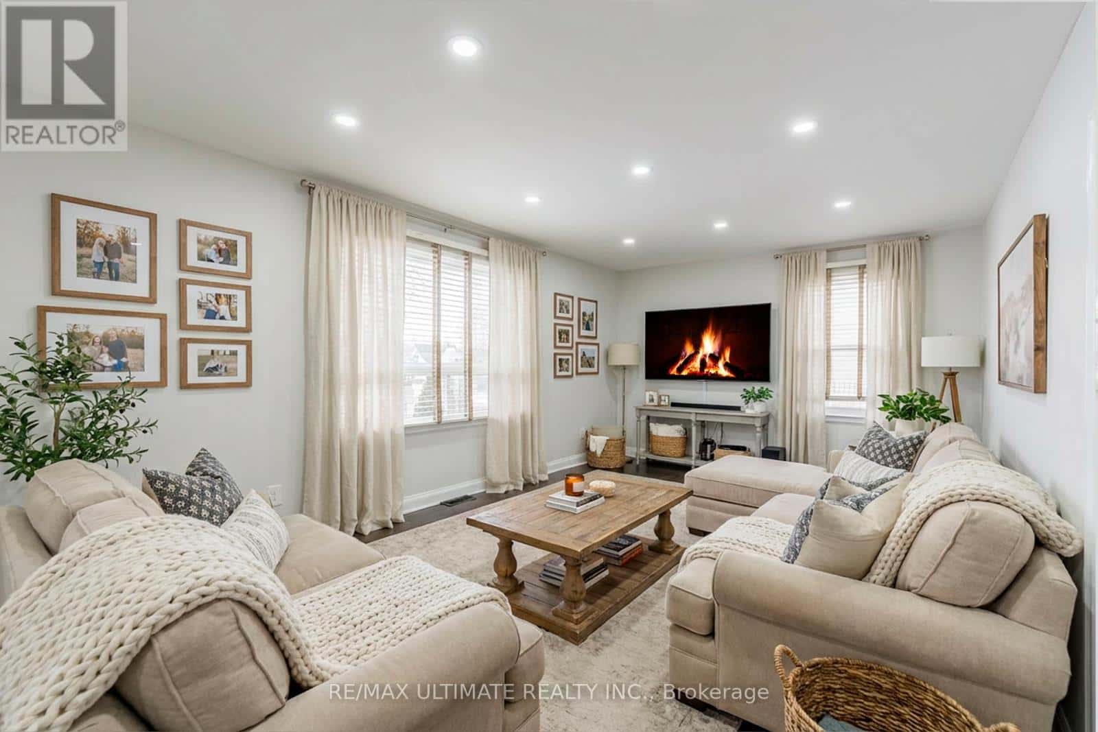 102 AURA LEA BOULEVARD — Toronto (Humberlea-Pelmo Park), Ontario - Photo 3 of 41