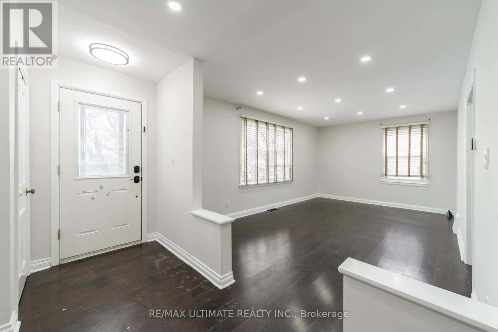 102 AURA LEA BOULEVARD — Toronto (Humberlea-Pelmo Park), Ontario - Photo 5 of 41