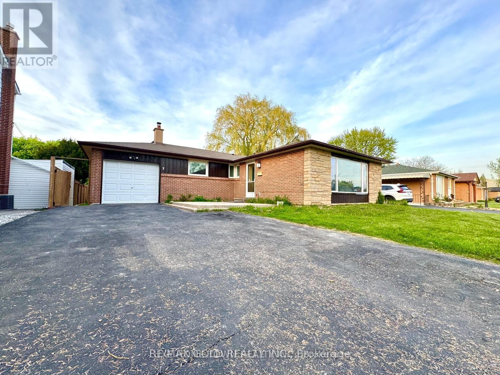 7 ADDINGTON CRESCENT — Brampton (Avondale), Ontario - Main photo