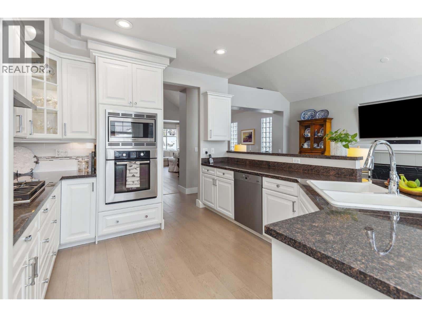 1 5110 ALDERFEILD PLACE — West Vancouver, British Columbia - Photo 5 of 14