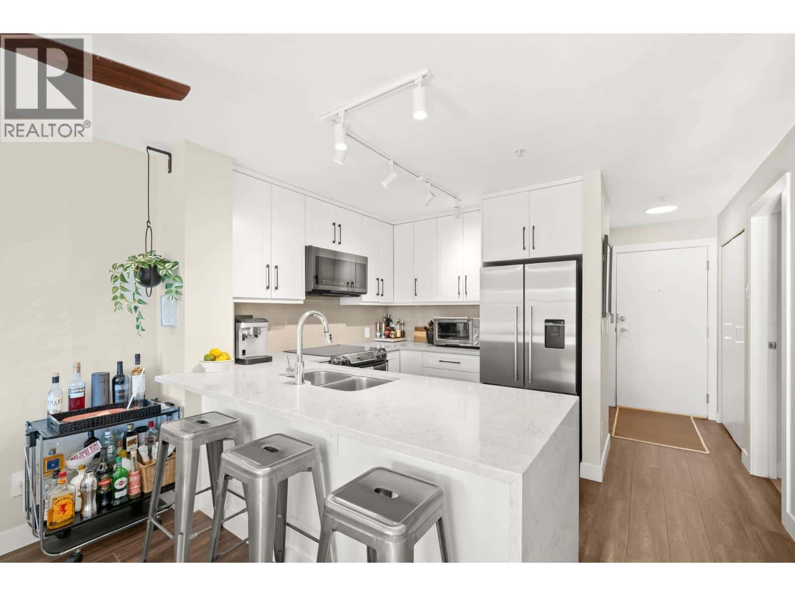 410 124 W 3RD STREET — North Vancouver, British Columbia - Photo 3 of 32