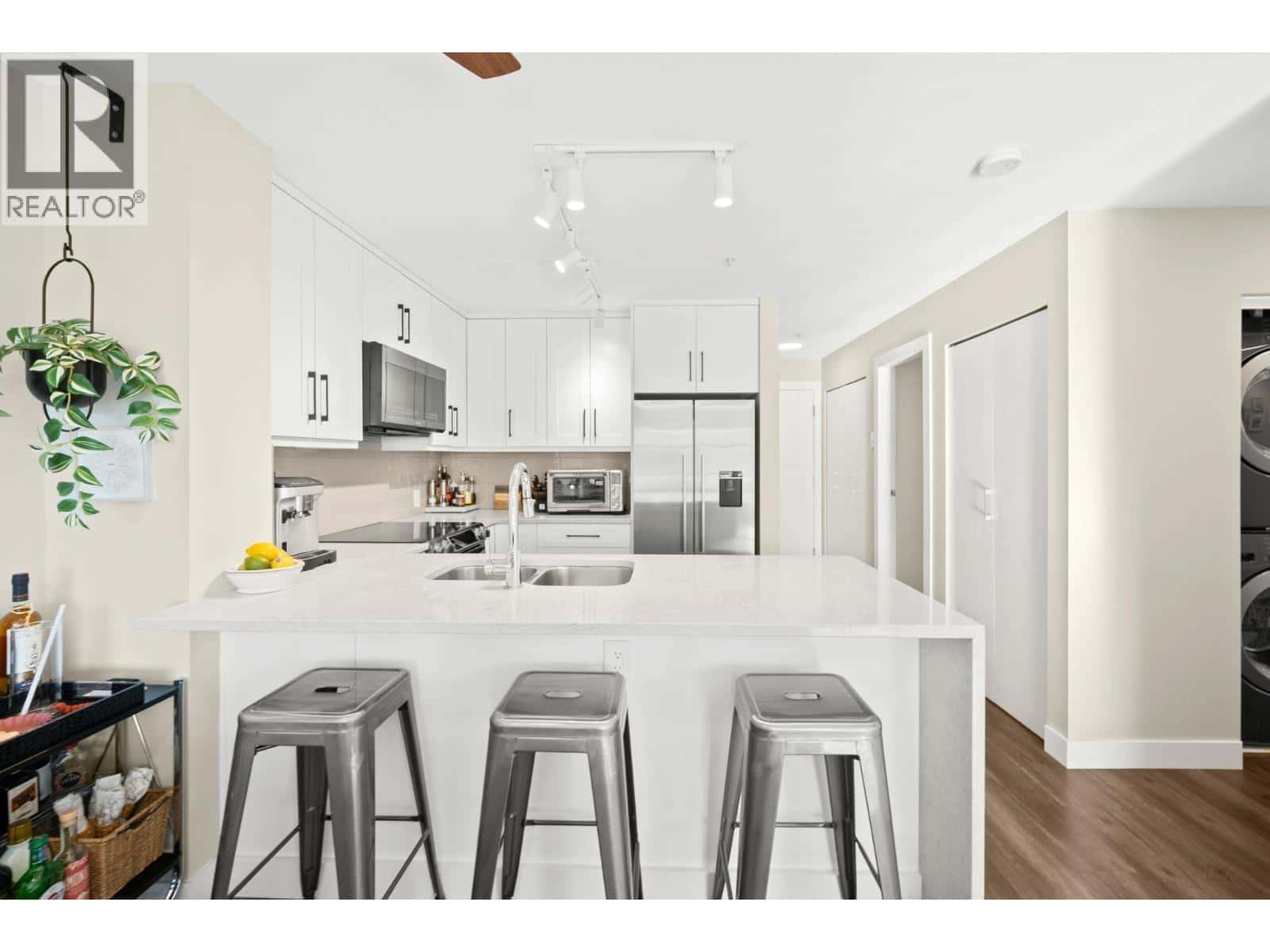 410 124 W 3RD STREET — North Vancouver, British Columbia - Photo 4 of 32