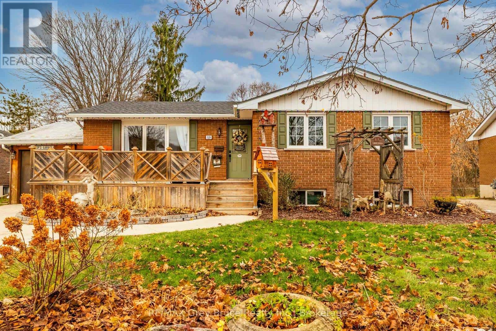 520 1ST. A STREET — Owen Sound, Ontario - Photo 2 of 39