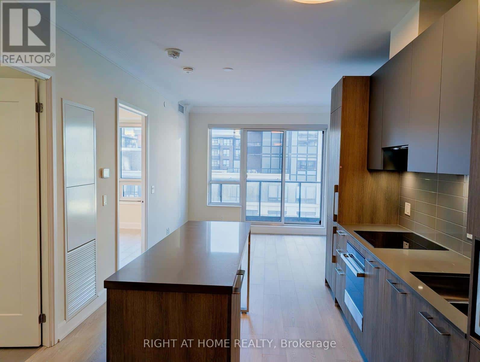 501 - 18 WATER WALK DRIVE — Markham (Unionville), Ontario - Photo 2 of 9