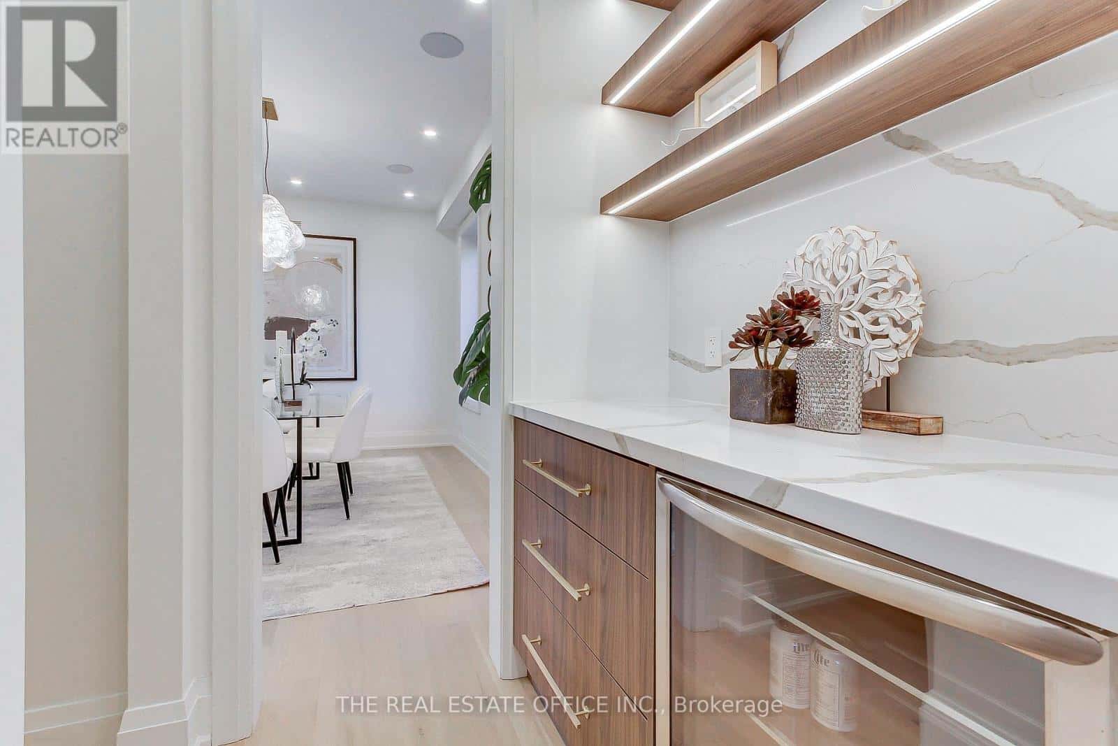 18 BEAVERBROOK AVENUE — Toronto (Princess-Rosethorn), Ontario - Photo 4 of 46