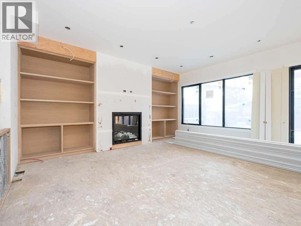 15 42 Street SW — Calgary, Alberta - Photo 5 of 24