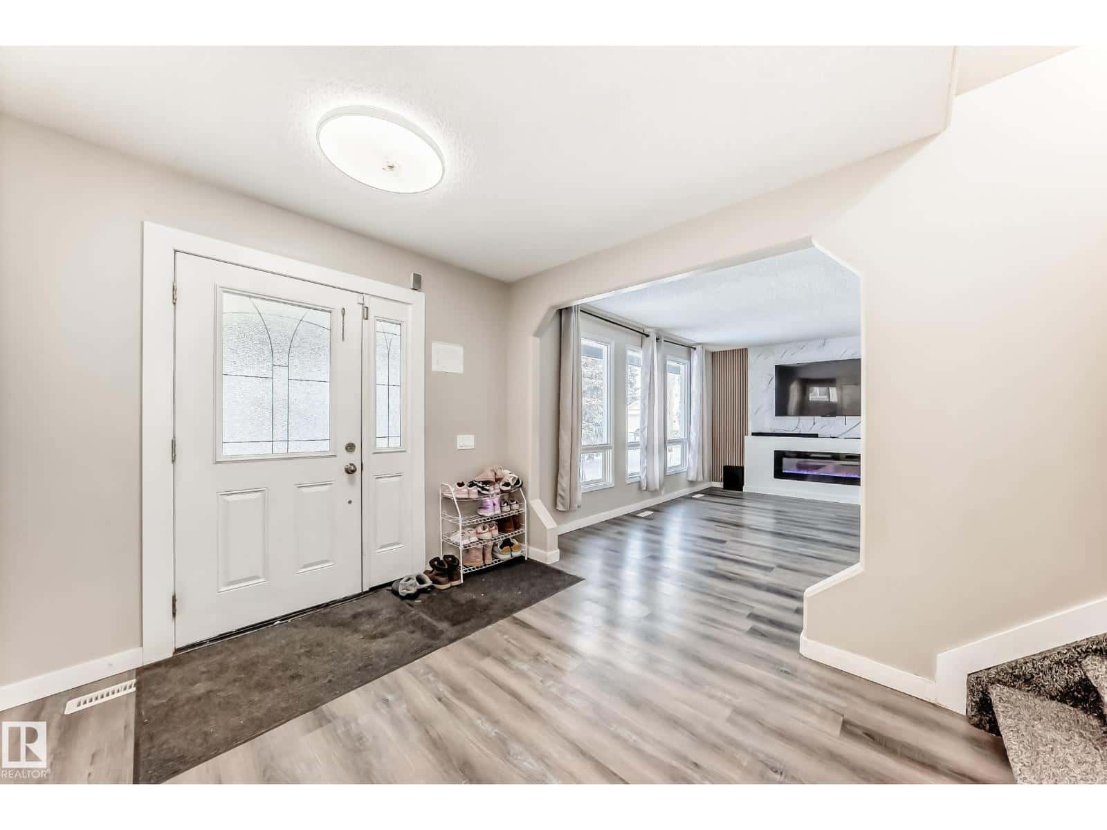 72 HOWSON CR NW — Edmonton, Alberta - Photo 4 of 75