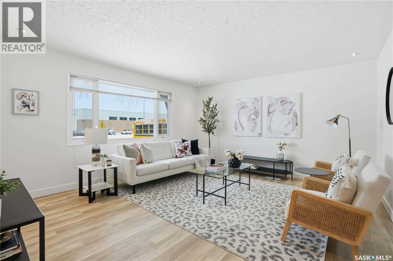 513 W AVENUE N — Saskatoon, Saskatchewan - Photo 3 of 43