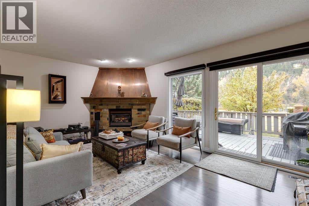 3841 Point Mckay Road NW — Calgary, Alberta - Photo 5 of 40