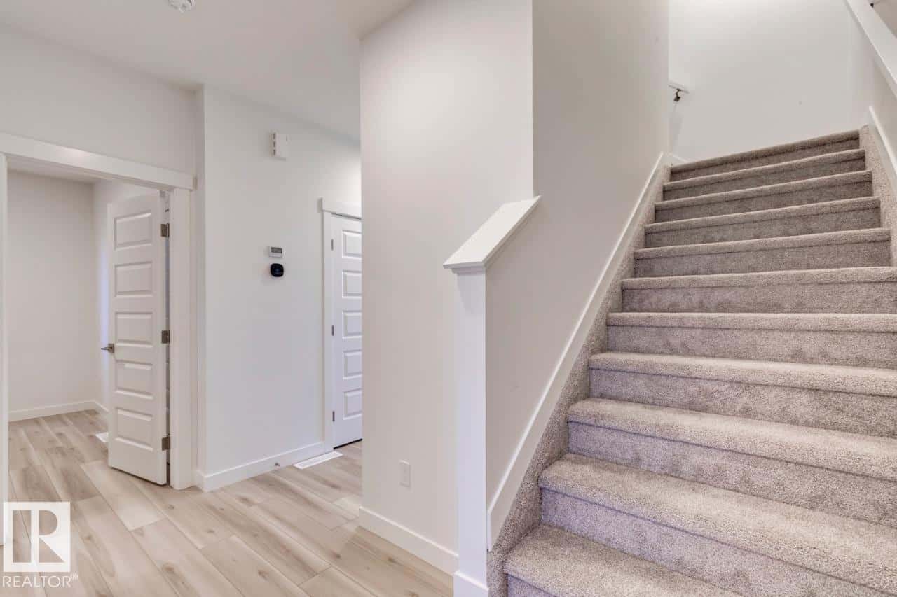 923 18 AV NW — Edmonton, Alberta - Photo 4 of 40