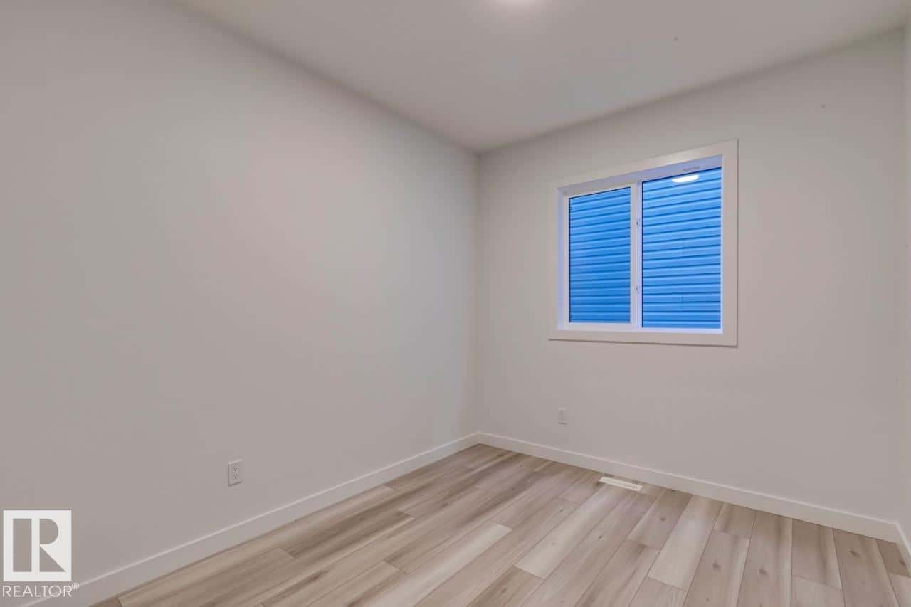 923 18 AV NW — Edmonton, Alberta - Photo 5 of 40