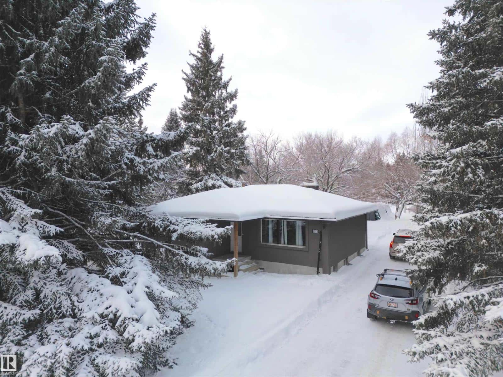 9712 209 ST NW — Edmonton, Alberta - Photo 4 of 17