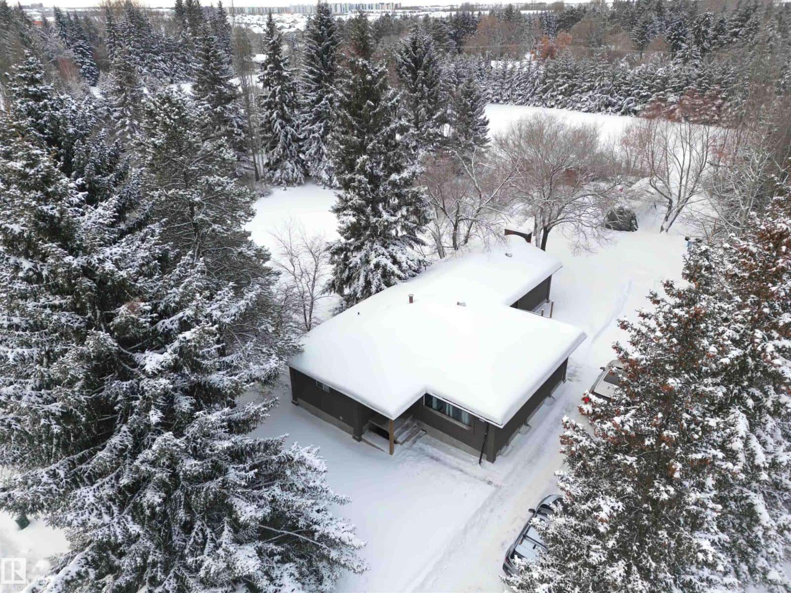 9712 209 ST NW — Edmonton, Alberta - Photo 5 of 17