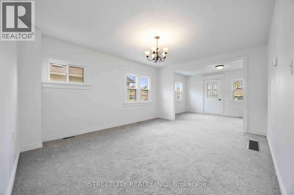 4482 Petrolia LINE — Petrolia, Ontario - Photo 4 of 31