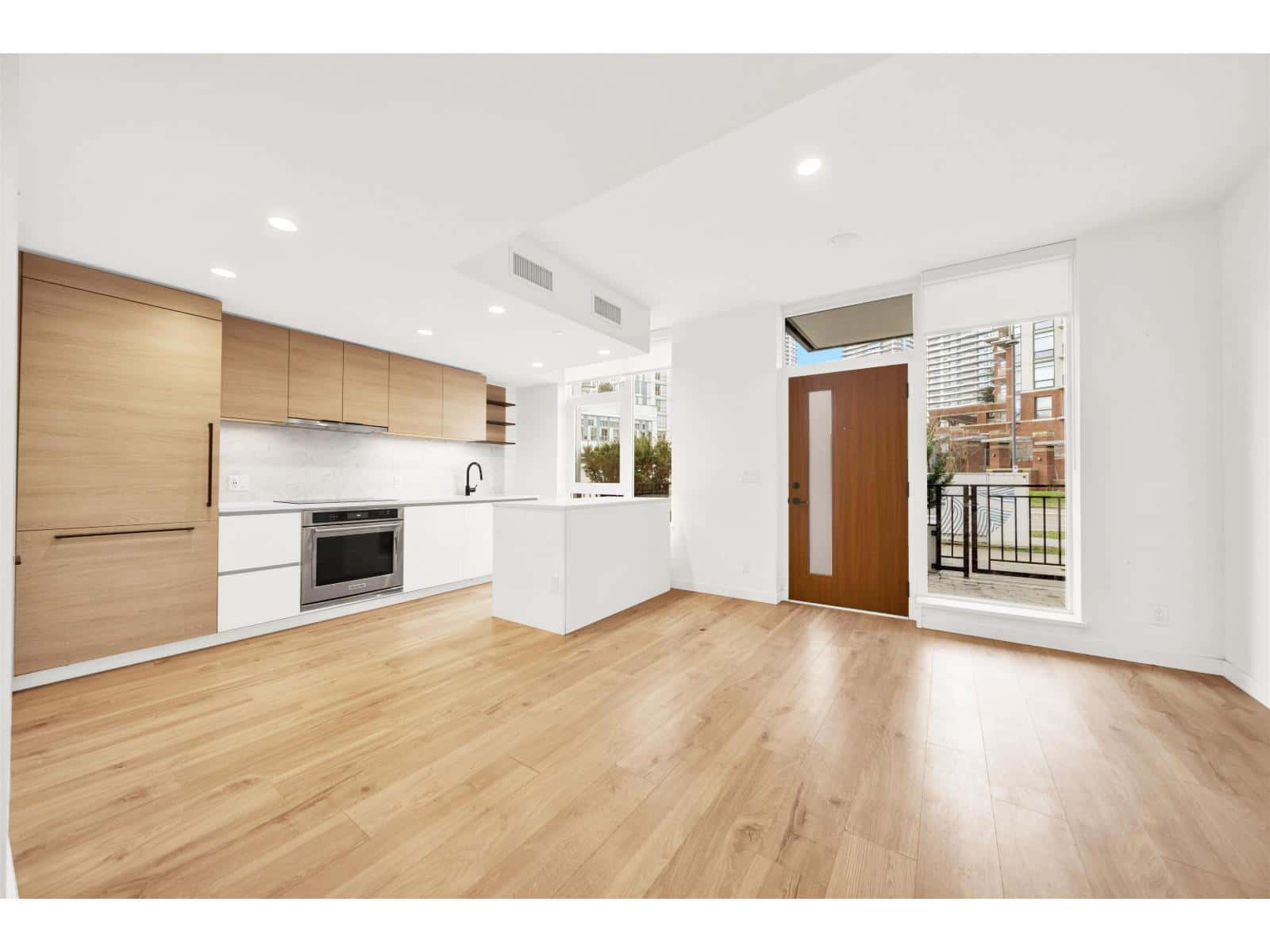 TH1 10448 UNIVERSITY DRIVE — Surrey, British Columbia - Photo 4 of 26