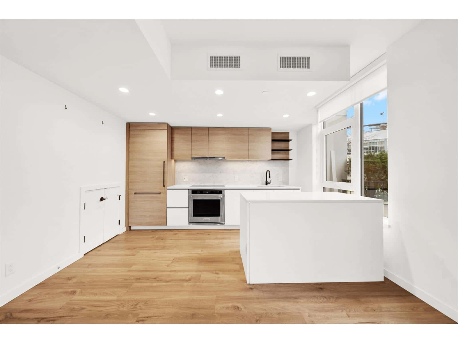 TH1 10448 UNIVERSITY DRIVE — Surrey, British Columbia - Photo 5 of 26